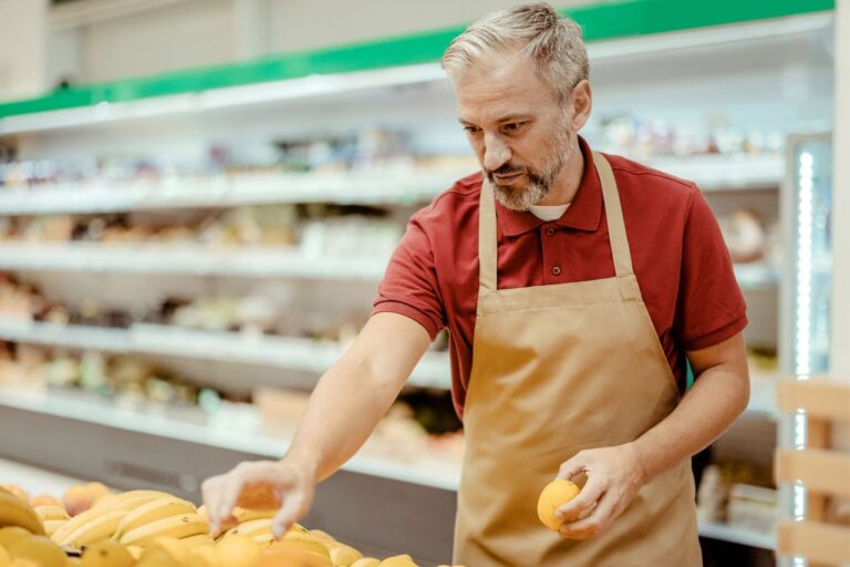 Pracownik hali sprzedaży w markecie spożywczym