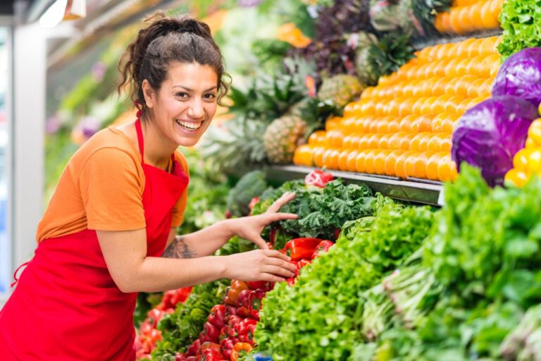 Pracownik hali sprzedaży w markecie spożywczym