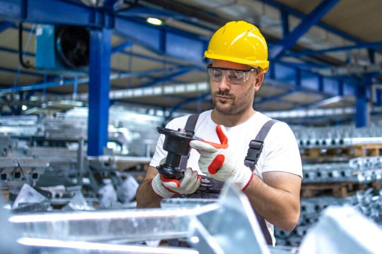 Pracownik produkcji PVC